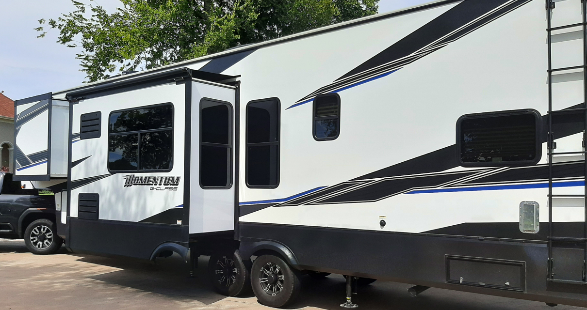 Momentum g-class hauler with dark windows